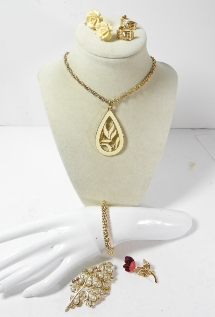 6 PIECE  GOLD TONE VINTAGE JEWELERY (1 of 4)