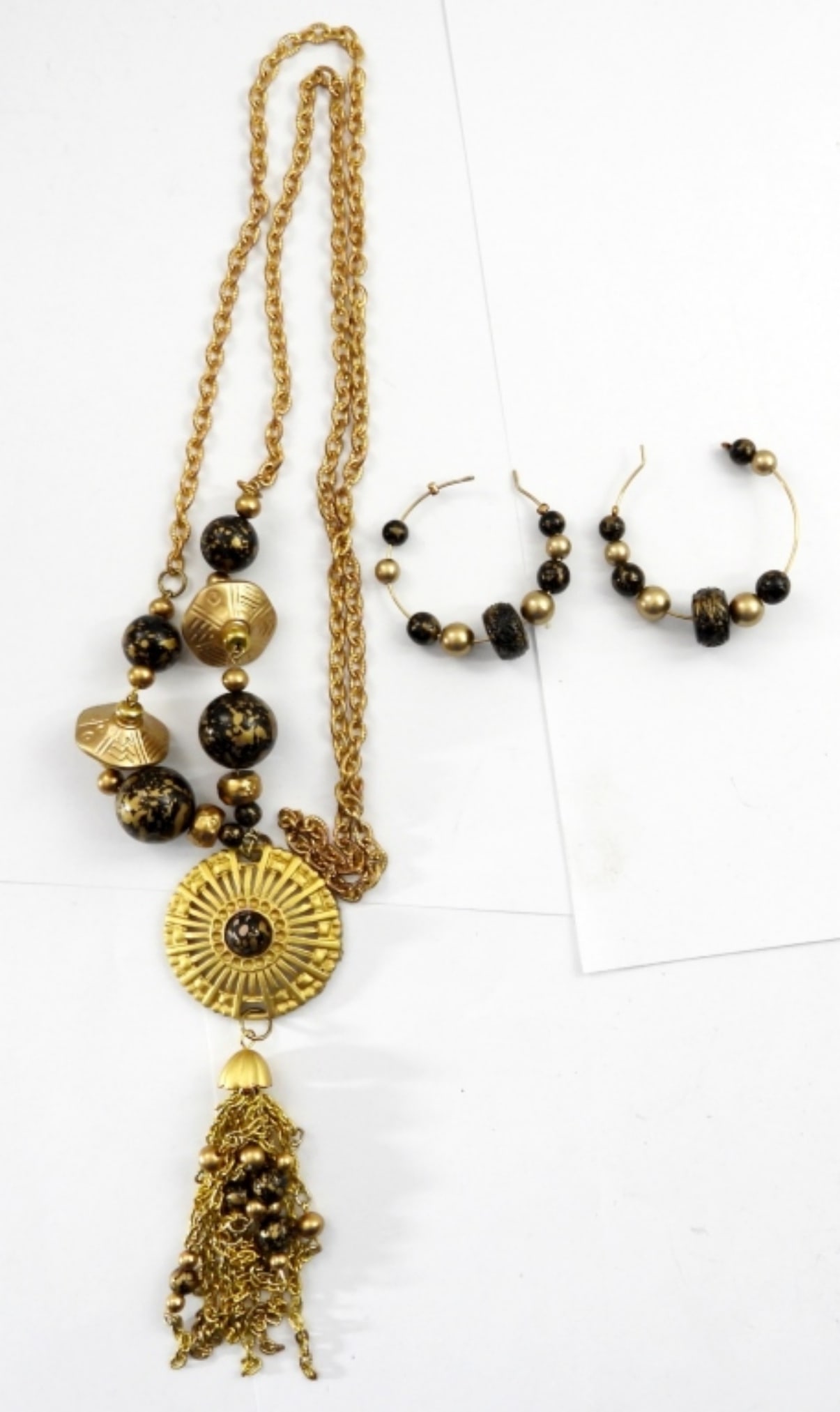 VINTAGE NECKLACE AND EARRING SET: VINTAGE GOLD TONE NECKLACE 36", WITH MATCHING EARRINGS