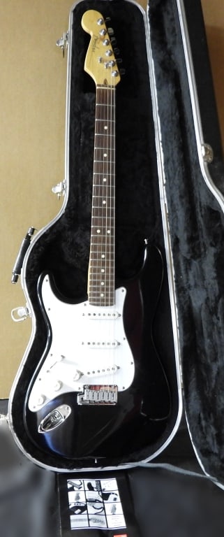 USA FENDER (LEFT) BLACK STRATOCASTER (1 of 7)