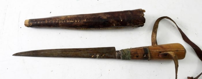 HAND CRAFTED VINTAGE KNIFE w/SHEATH