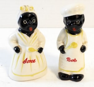 1 SET VINTAGE BLACK AMERICANA SHAKERS