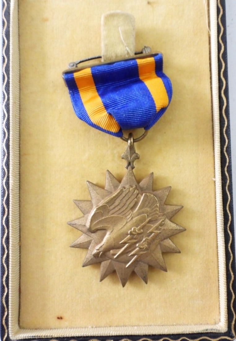 WWII US ARMY AIR CORPS MEDAL IN CASE (1 of 2)