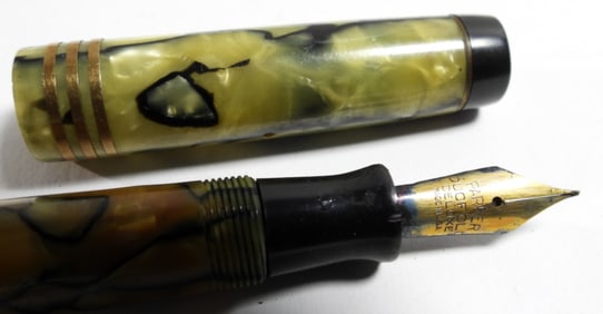 (1) Parker Collectible Gold Fountain Pen