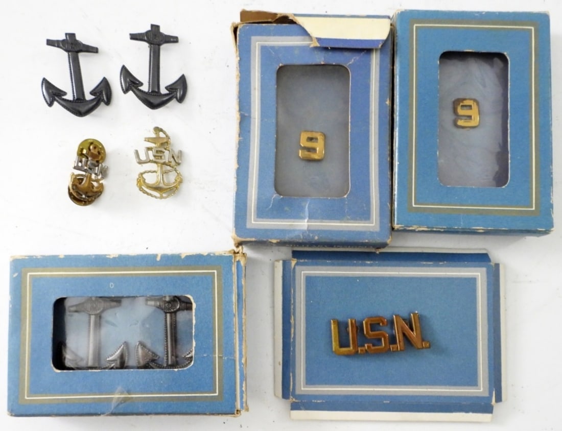 LOT OF U.S NAVY MILITARY INSIGNIA ORNAMENTS: LOT OF U.S. NAVY MILITARY INSIGNIA ORNAMENTS