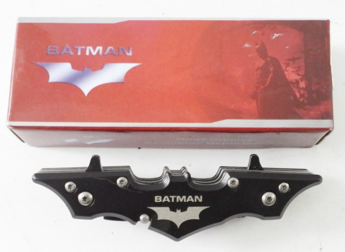 BATMAN DOUBLE BLADE POCKET KNIFE (1 of 3)