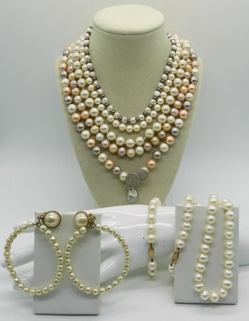 PEARLS PEARLS PEARLS: SIX PEARL NECKLACES (SOME GENUINE AND SOME FASHION). ONE GENUINE PEARL BRACELET (MATCHES NECKLACE). ONE PAIR OF "AMY JO" VINTAGE PEARL HOOP EARRINGS. NECKLACES RANGE FROM 18-23".