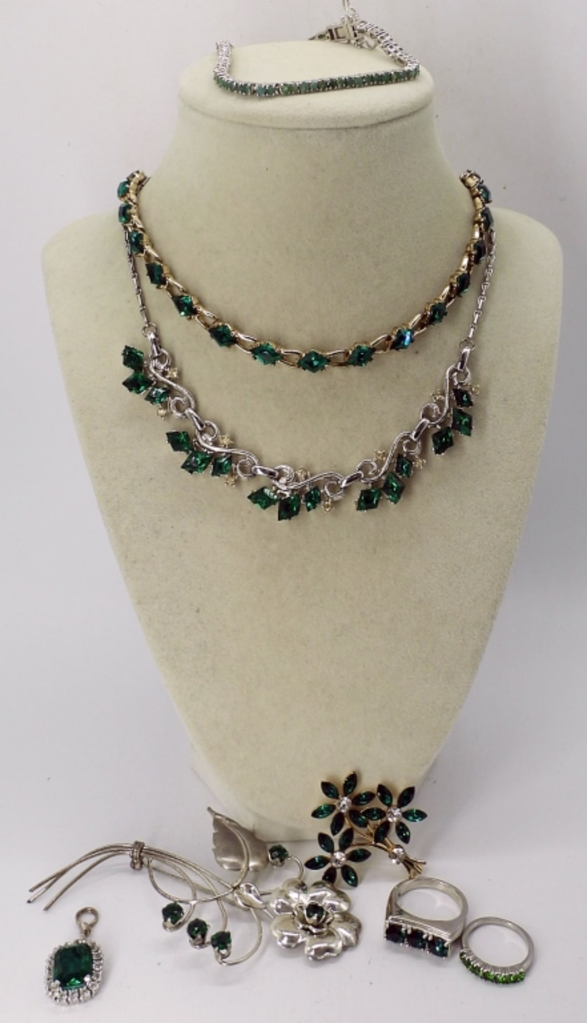 (8) EMERALD GREEN GEMSTONE SET (1 of 3)