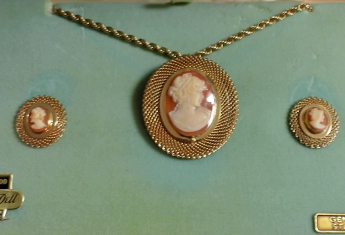 VAN DELL 12KGF CAMEO SET (1 of 3)