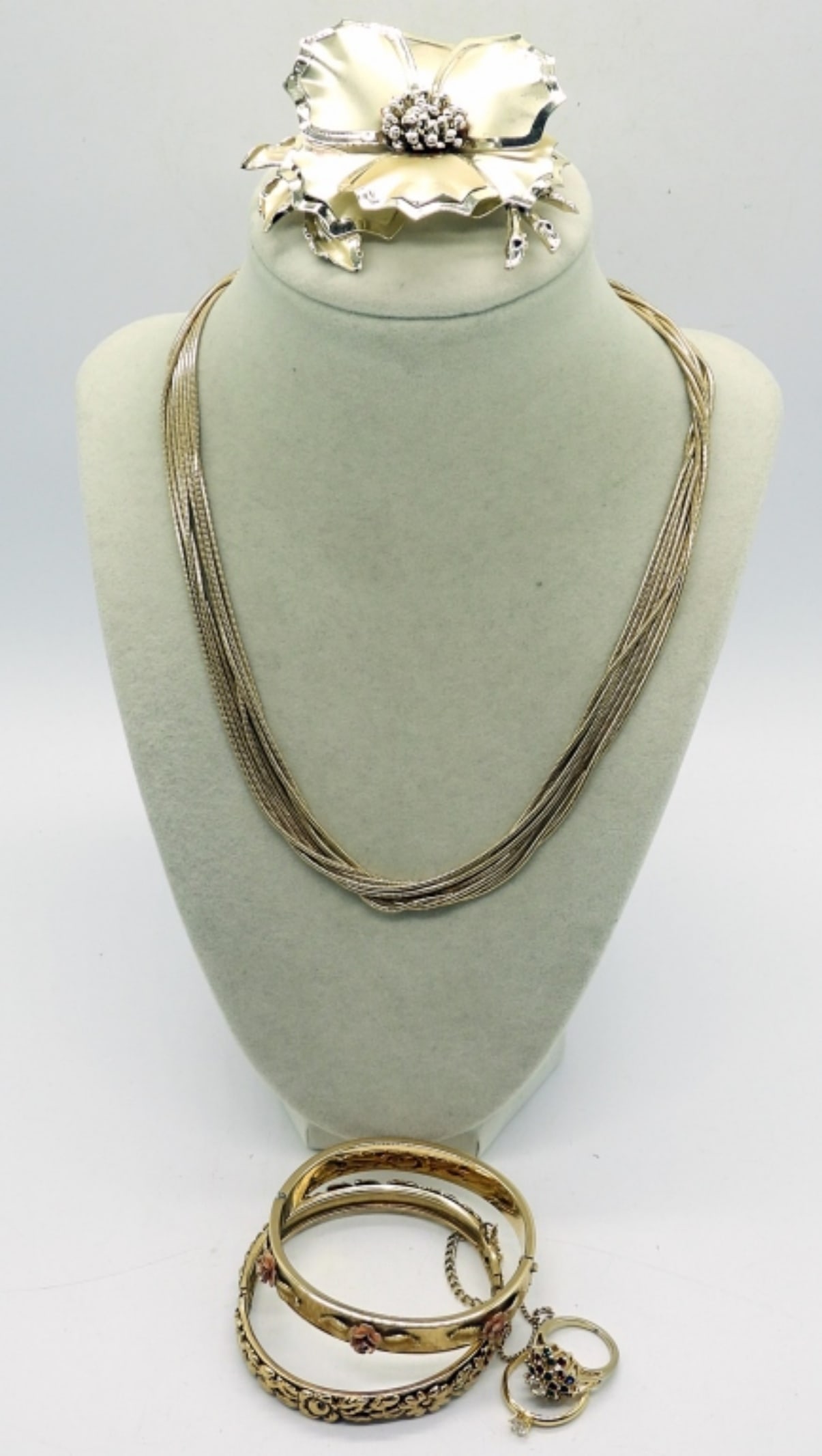 PRETTY FLORAL GOLD TONE LOT (1 of 5)