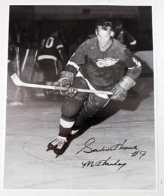 GORDIE HOWE SIGNED 8x10 B&W PHOTO