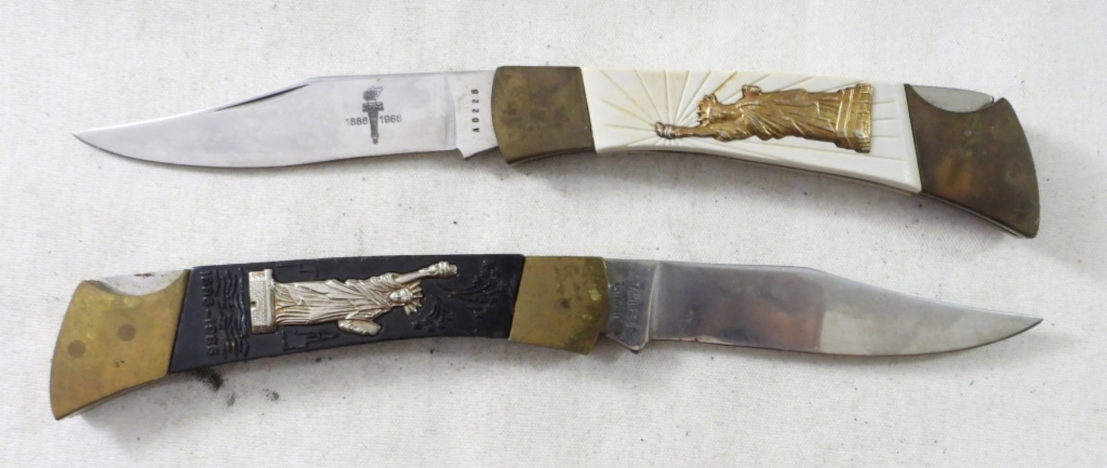 (2) CENTENNIAL STATUE OF LIBERTY DESIGN POCKET KN: WHITE & BLACK, STAINLESS STEEL, 1886-1986, SOME WEAR