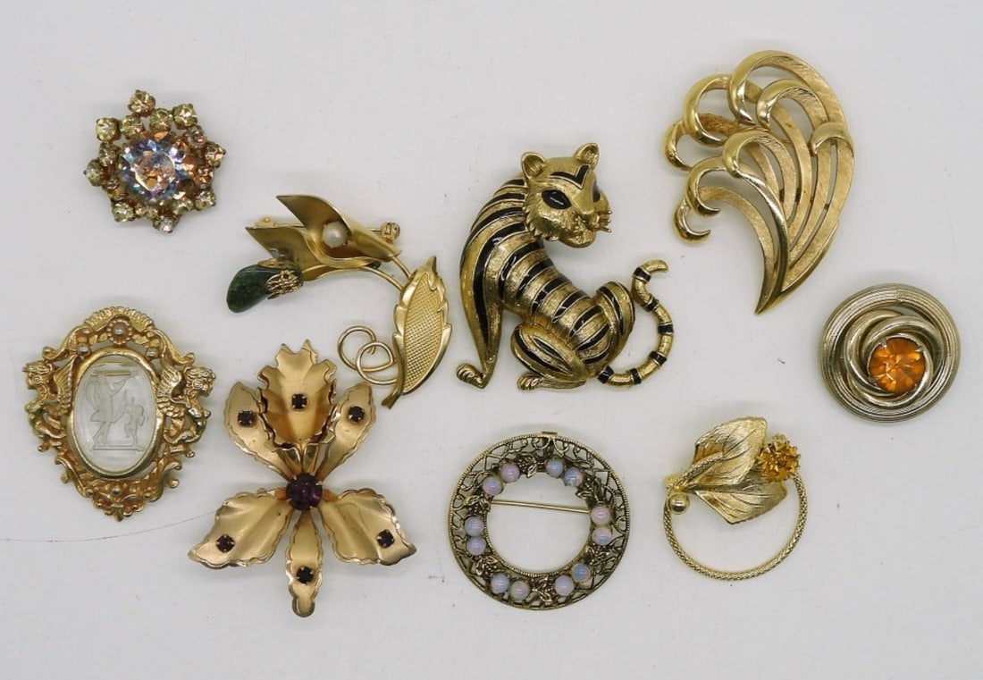 (9) VTG BROOCHES-TRIFARI & MORE: 9 VINTAGE GOLD TONE BROOCHES. TRIFARI TIGER PIN, TRIFARI WAVE STYLE BROOCH. 1"-2".