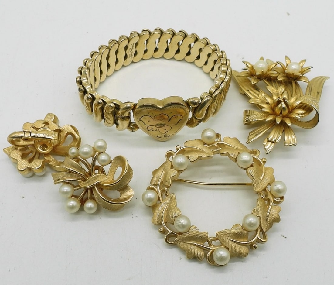 TRIFARI EARRINGS & MORE: ONE PAIR OF GOLD TONE TRIFARI CLIP ON EARRINGS. TWO GOLD TONE BROOCHES AND A GOLD TONE STRETCHY VINTAGE BRACELET.