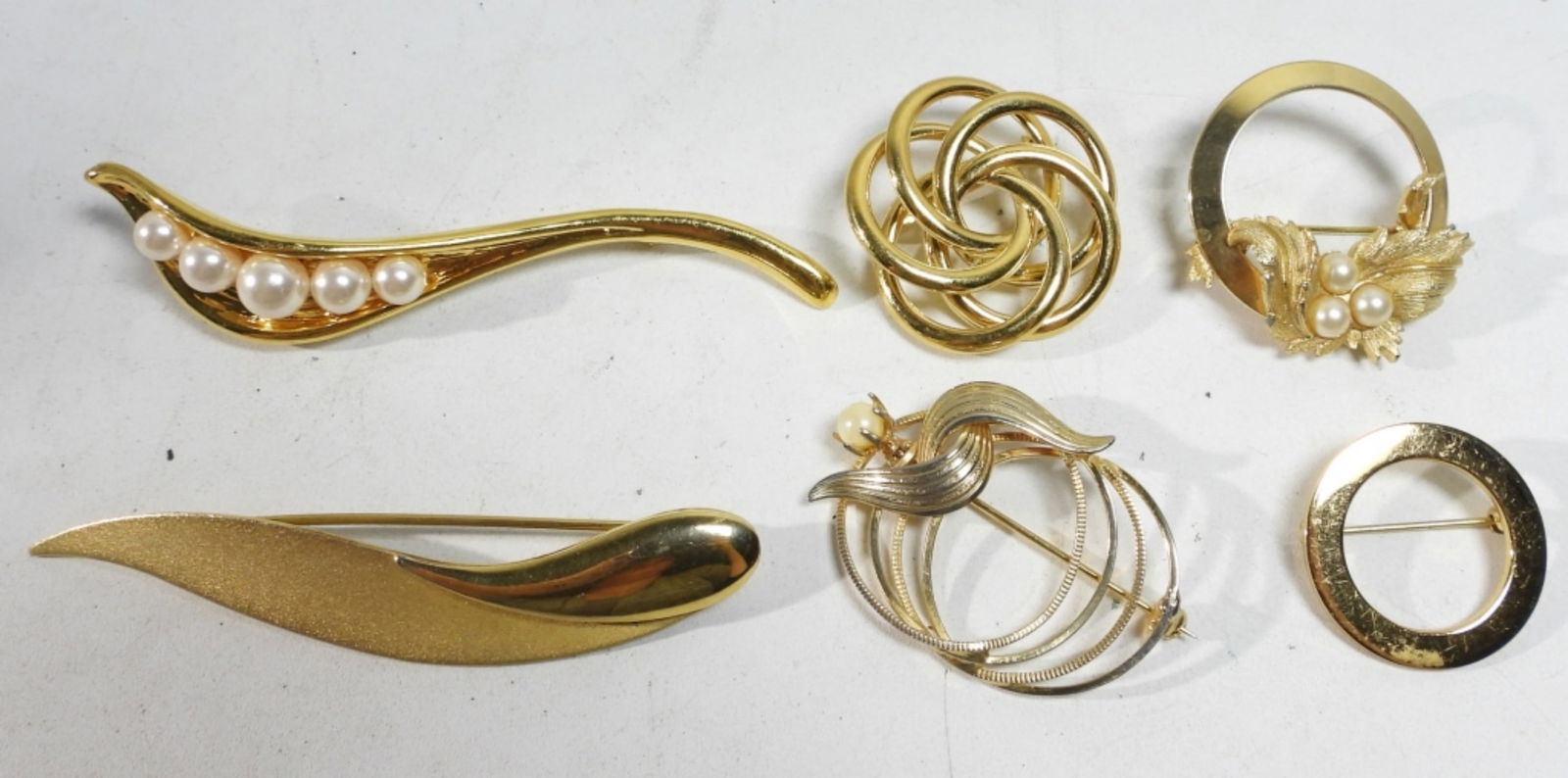 (6) GOLD TONED PINS /FAUX PEARL (1 of 1)