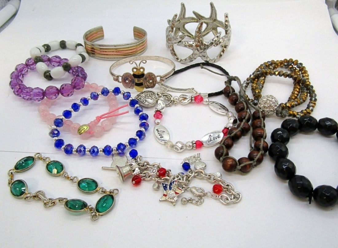 (14) MIXED VARIETY FASHION BRACELETS: FOURTEEN MIXED VARIETY FASHION BRACELETS. 7-9".
