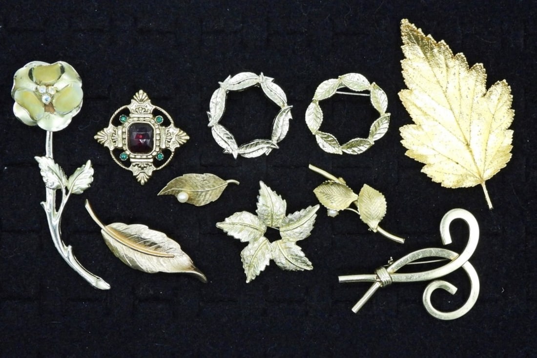 (10) GOLD TONE VTG BROOCHES (1 of 1)