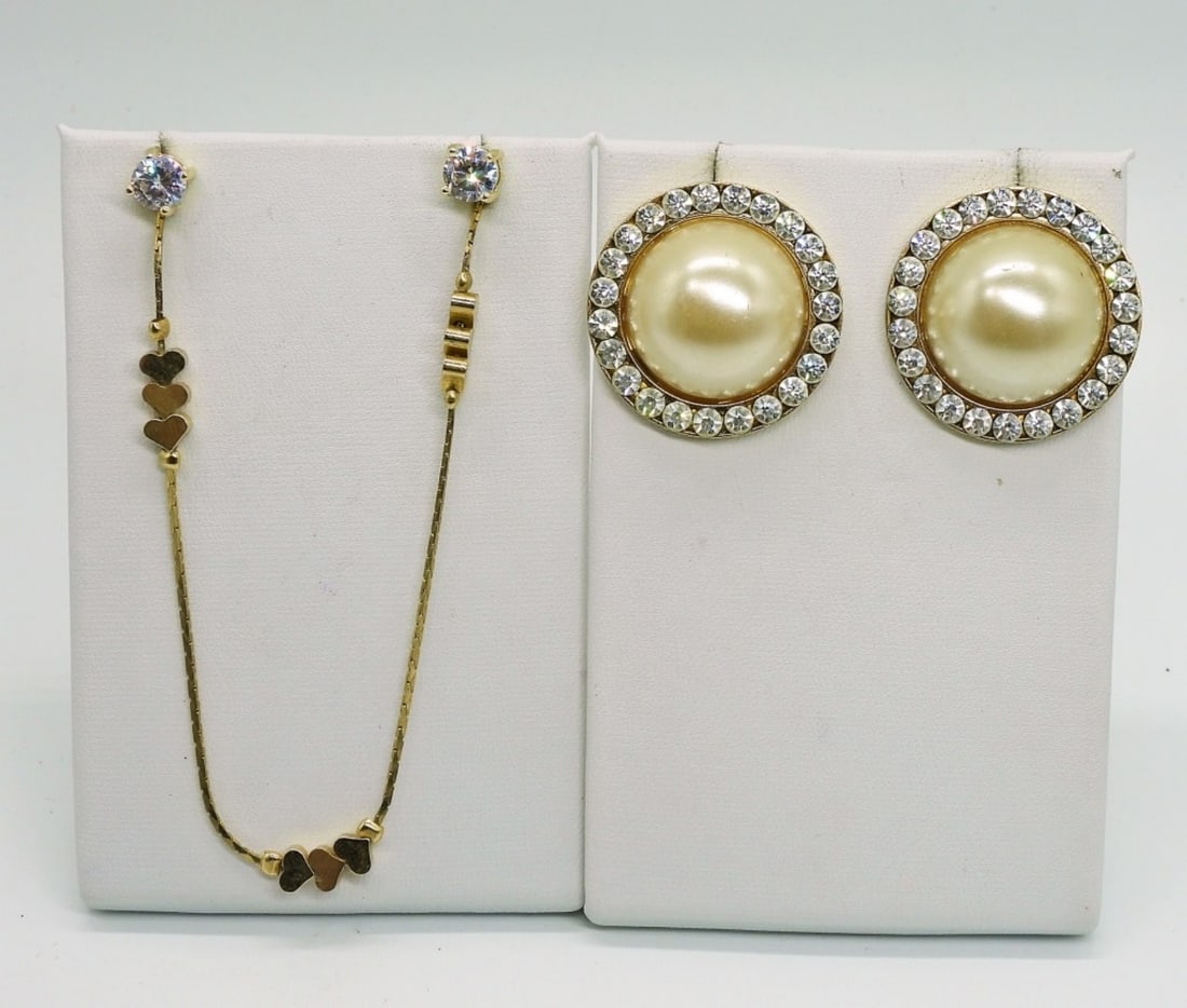 VINTAGE NECKLACE & EARRINGS: VINTAGE GOLD TONE HEART NECKLACE, 16". 2 PAIR OF GOLD TONE PIERCED EARRINGS.