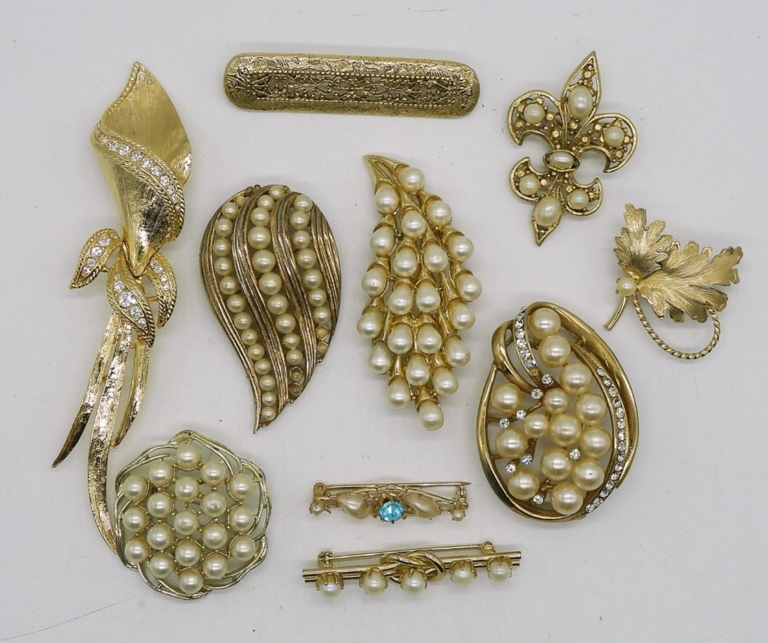 (10) GOLD TONE PEARL RHINESTONE BROOCHES VTG (1 of 1)