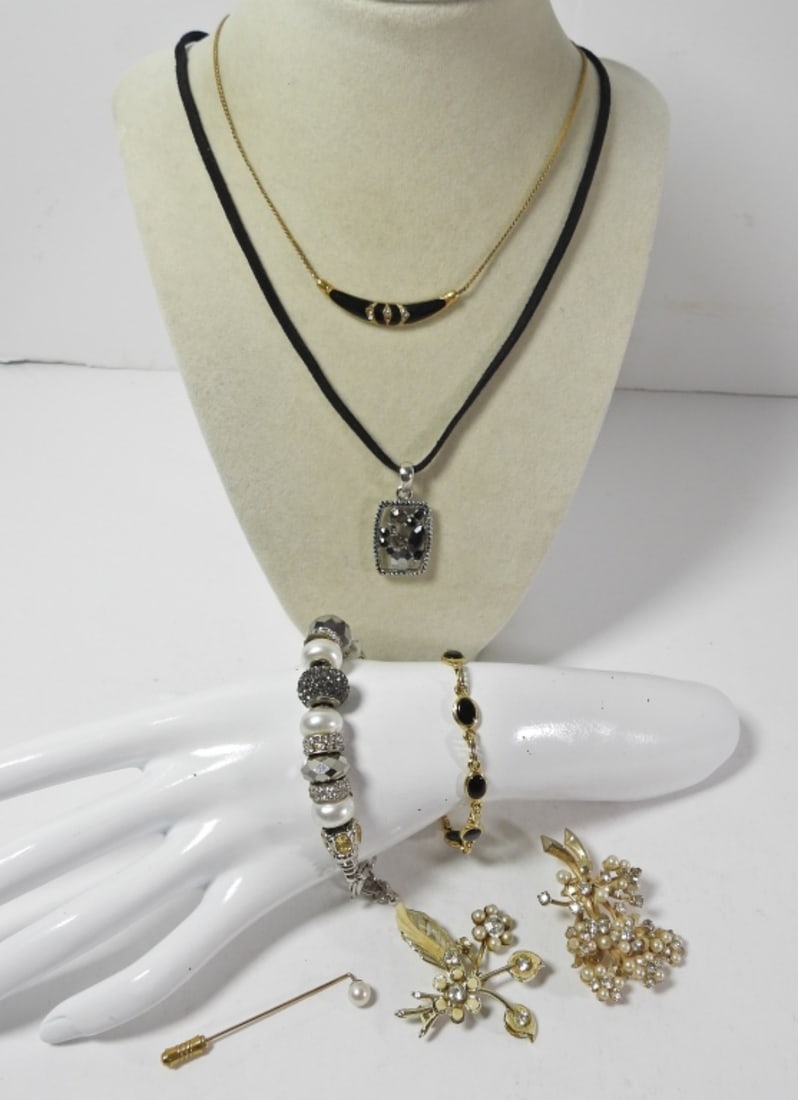 VINTAGE 14' GOLD TONE NECKLACE & MORE: 2 VINTAGE NECKLACES 1 GOLD TONE, 1 SILVER TONE14" &18",2 BRACELETS AND 2 BROOCHES.
