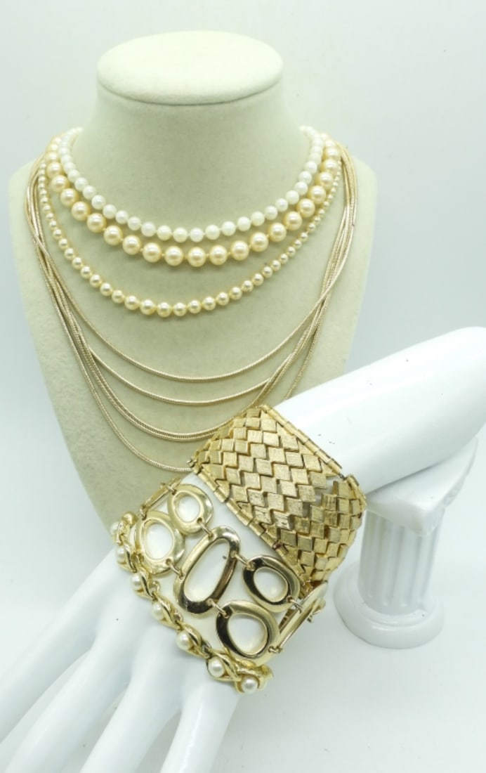 PEARLS & GOLD BRACELETS & NECKLACES: PRETTY GOLD TONE & FAUX PEARL JEWELRY. 4 NECKLACES, 13", 17", 19". 3 BRACELETS, 7" & 8".