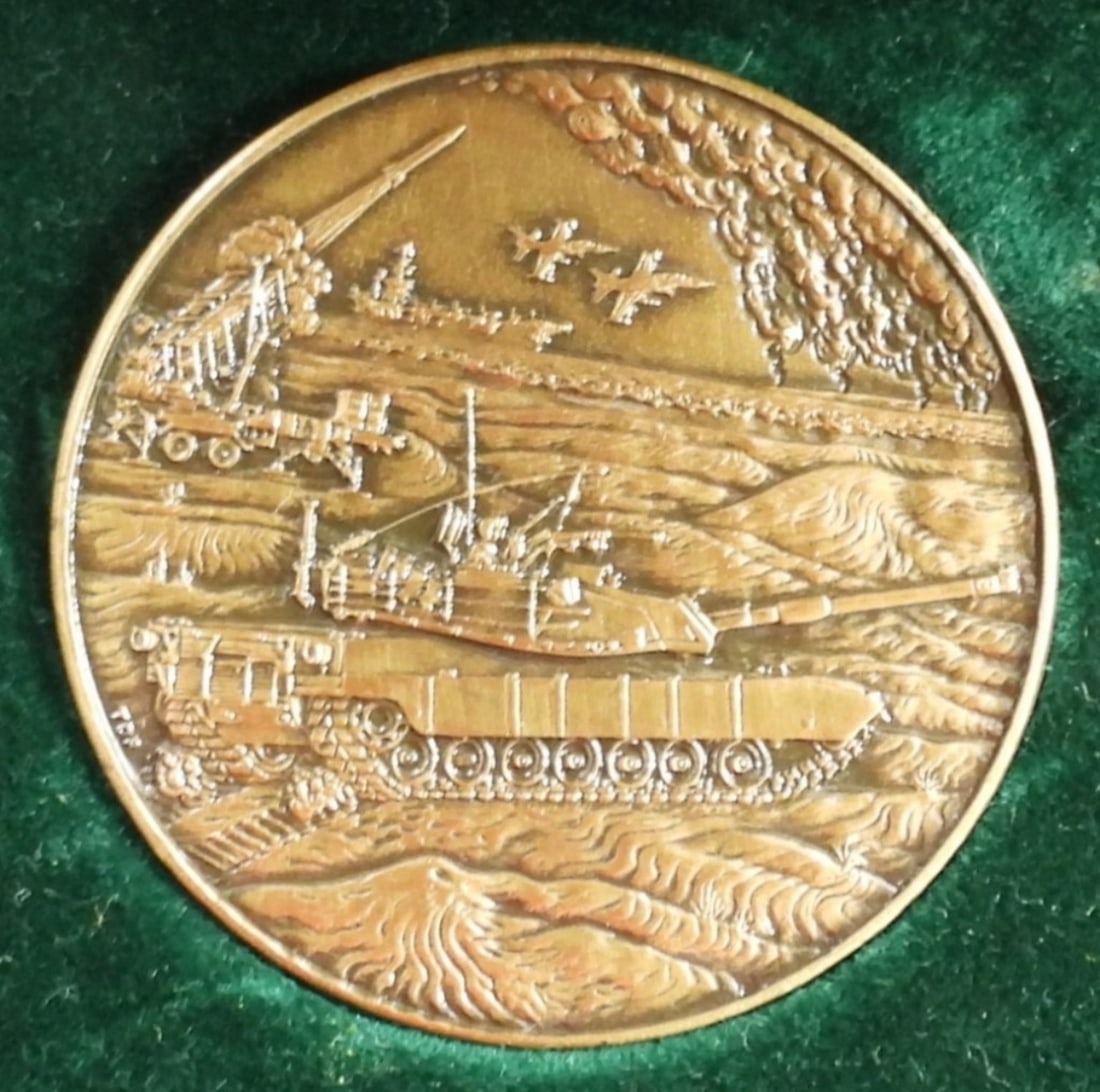 1992 PERSIAN GULF VETERANS NATIONAL MEDAL: 1992 PERSIAN GULF VETERANS NATIONAL MEDAL, IN ORIGINAL GREEN VELVET BOX