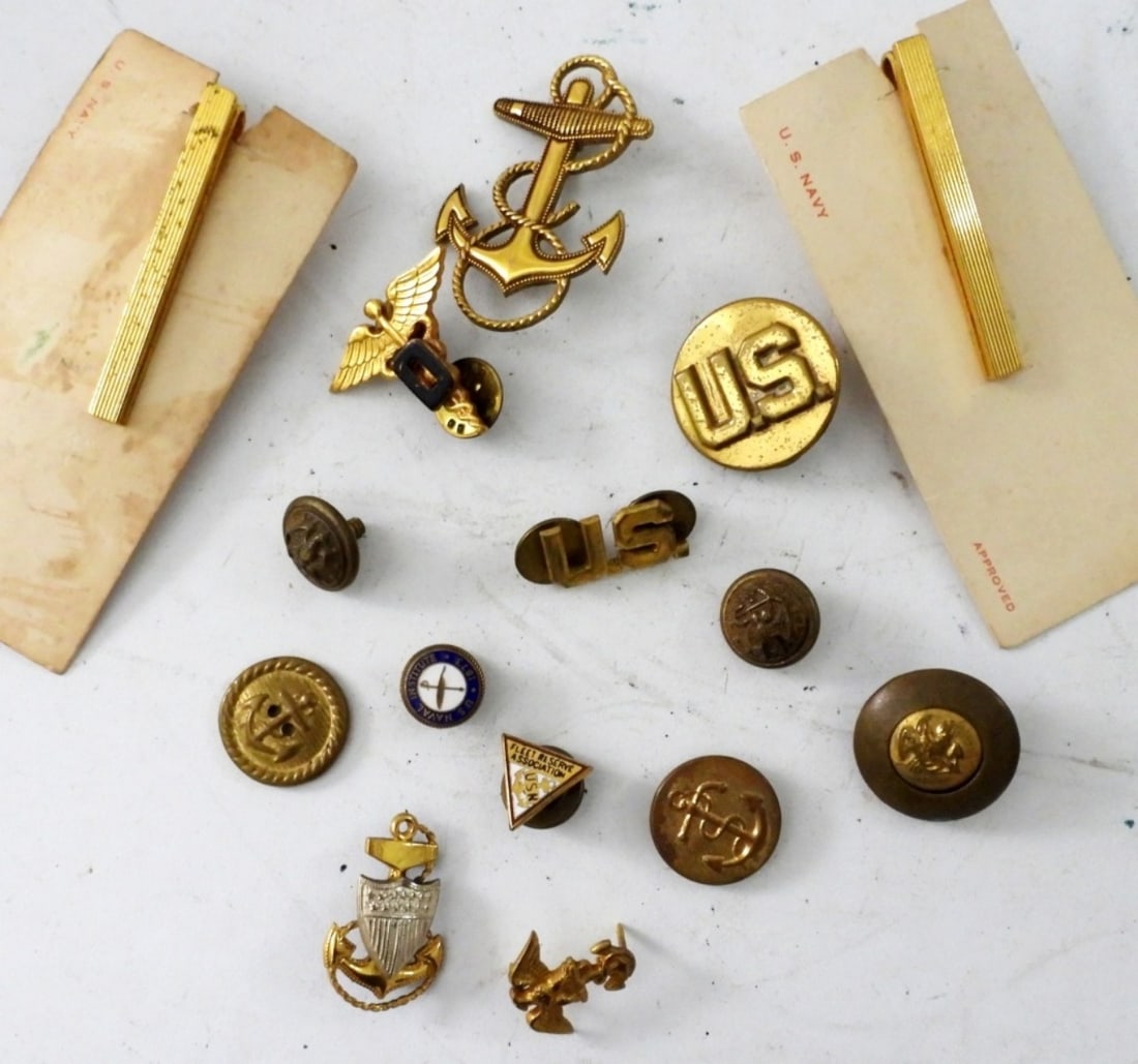 ASSORTED VINTAGE  US NAVY  PINS (1 of 2)