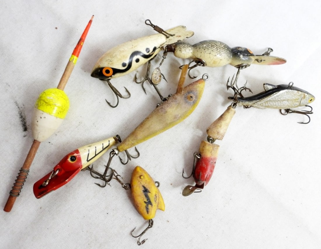 (8) VINTAGE FISHING LURES: (8) VINTAGE FISHING LURES .VINTAGE FRED ARBOGAST HUSTLER CRANKBAIT LURE , RED HEAD WHITE BODY AND MORE