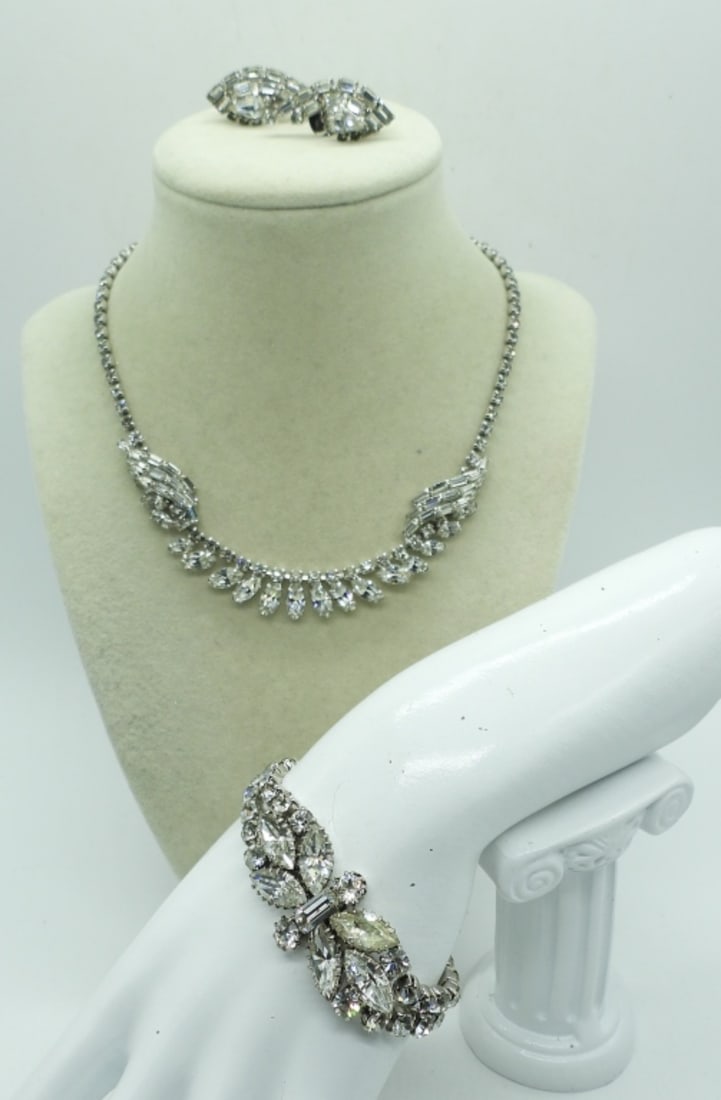 BEAUTIFUL WHITE RHINESTONE SET (1 of 3)
