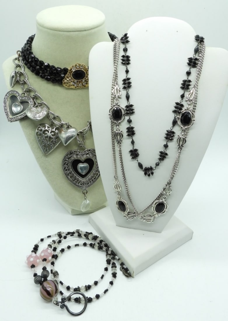 (5) BLACK & SILVER FASHION NECKLACES: FIVE BLACK AND SILVER TONE FASHION NECKLACES. 16-39".