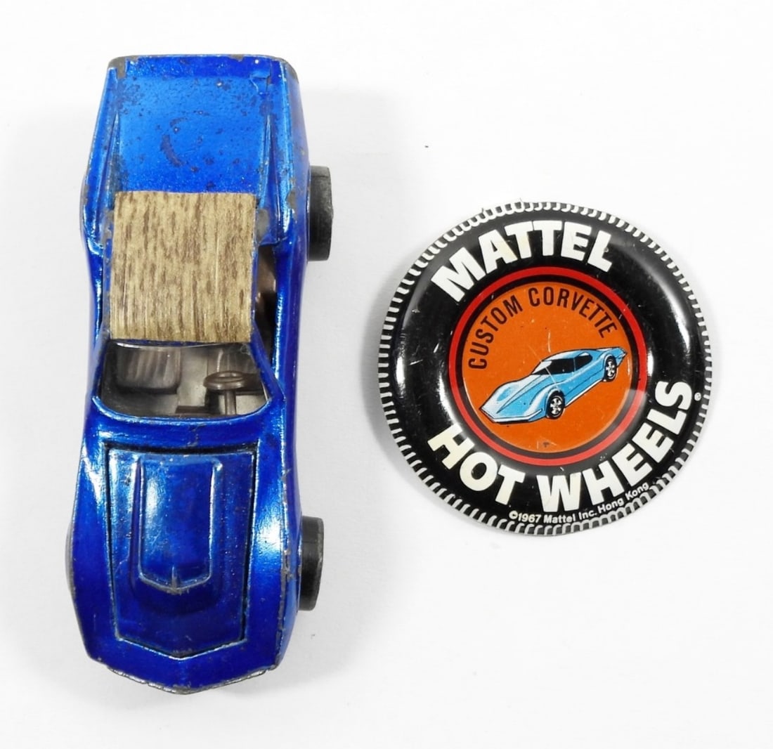 HOT WHEELS RED LINE CUSTOM CORVETTE: 1968 WITH ORIGINAL TIN BADGE (MISSING FRONT RIGHT WHEEL)