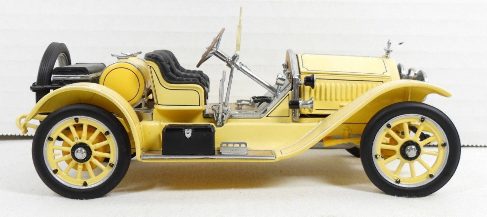 FRANKLIN MINT 1915 STUTZ BEARCAT: FRANKLIN MINT PRECISION MODELS YELLOW 1915 STUTZ BEARCAT 1:24 SCALE DIECAST CAR