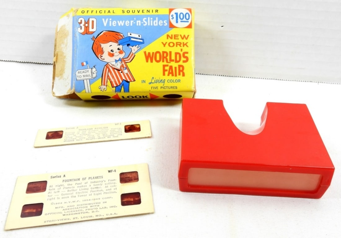 STORI-VIEW PLASTIC VIEWER w/SLIDES: NEW YORK WORLD'S FAIR OFFICIAL SOUVENIR in BOX (package shows wear)