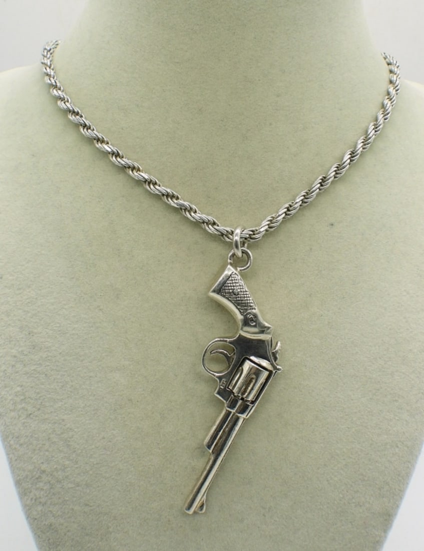 PISTOL SHAPED PENDANT & CHAIN 925: 19" STERLING CHAIN WITH A GUN SHAPED STERLING PENDANT. 26.6 DWT