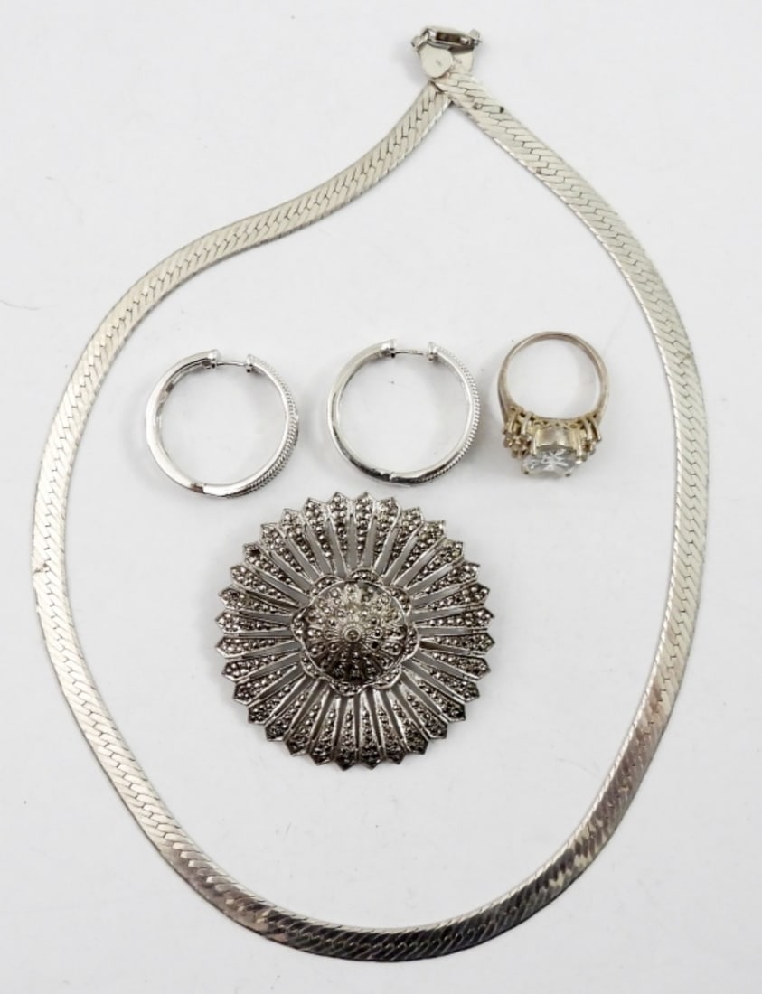 4 PIECE WOMENS STERLING SET: 16 IN STERLING NECKLACE, A SIZE 7 RING WITH DIAMOND LIKE STONES ,PAIR OF EARRINGS AND A BROOCH. 31.9 DWT