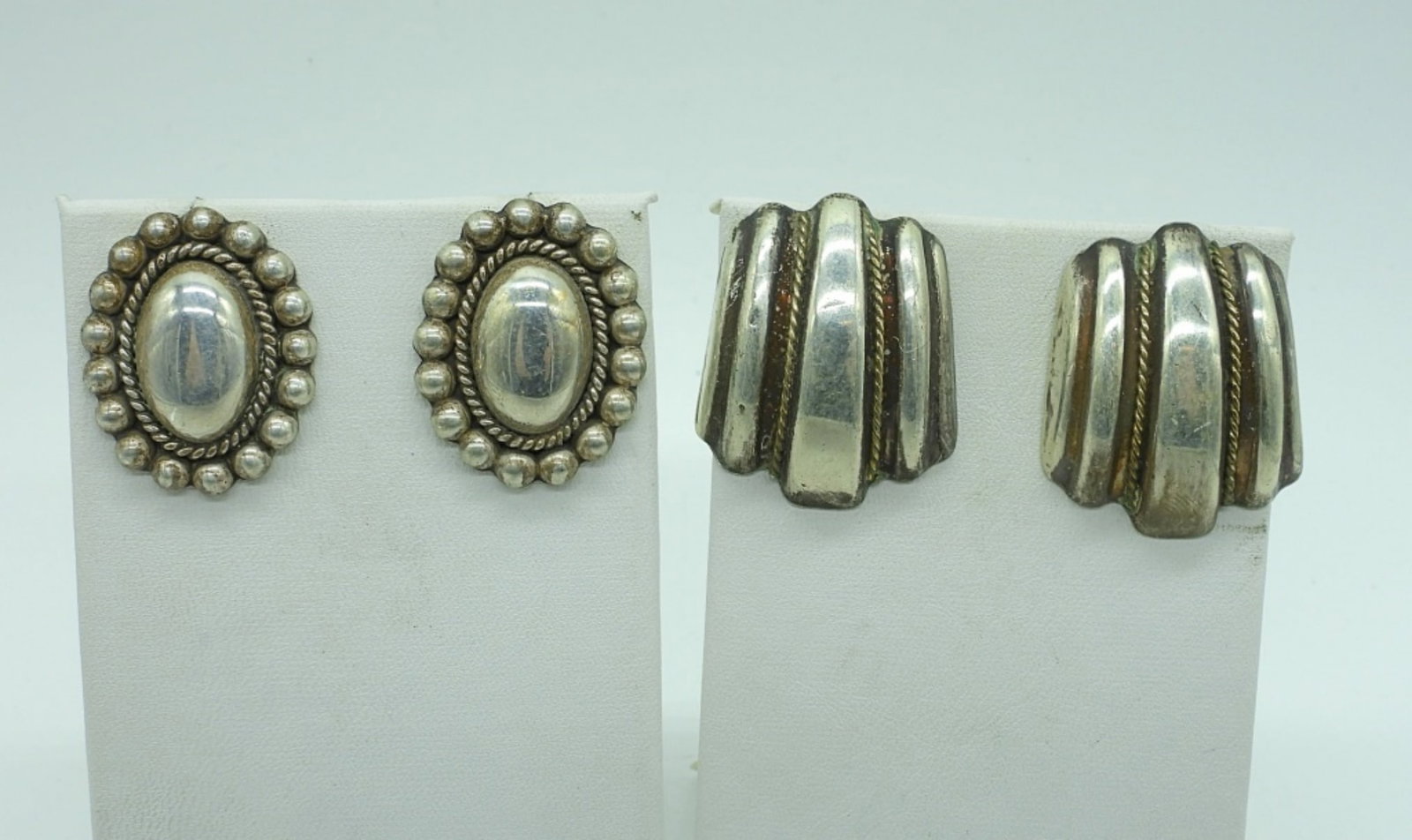 2 PAIR OF STERLING MEXICO EARRINGS: TWO PAIR OF STERLING MEXICO VINTAGE PIERCED EARRINGS. MARKED MEXICO 925. NO EARRING BACKS. 20.07 DWT