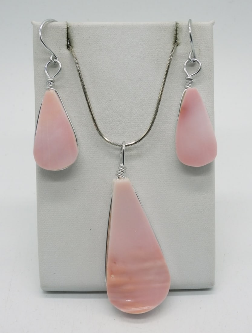 PINK/WHITE 925 SHELL/GEMSTONE SET: PINK AND WHITE STERLING EARRING & NECKLACE SET. STERLING CHAIN IS 18". 10 DWT