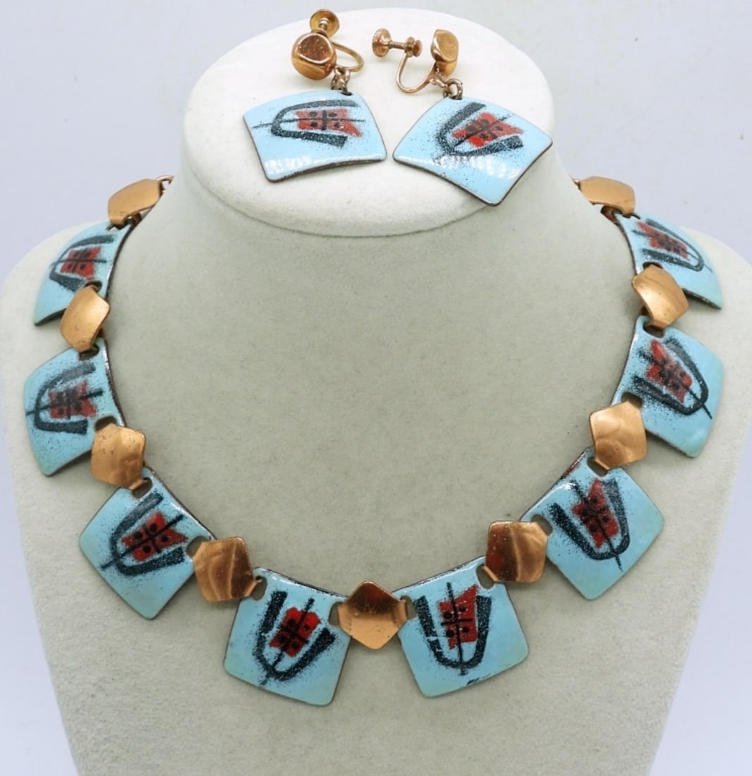 VTG MATCHING ORIENTAL SET: NECKLACE IS 15". SCREW BACK EARRINGS.