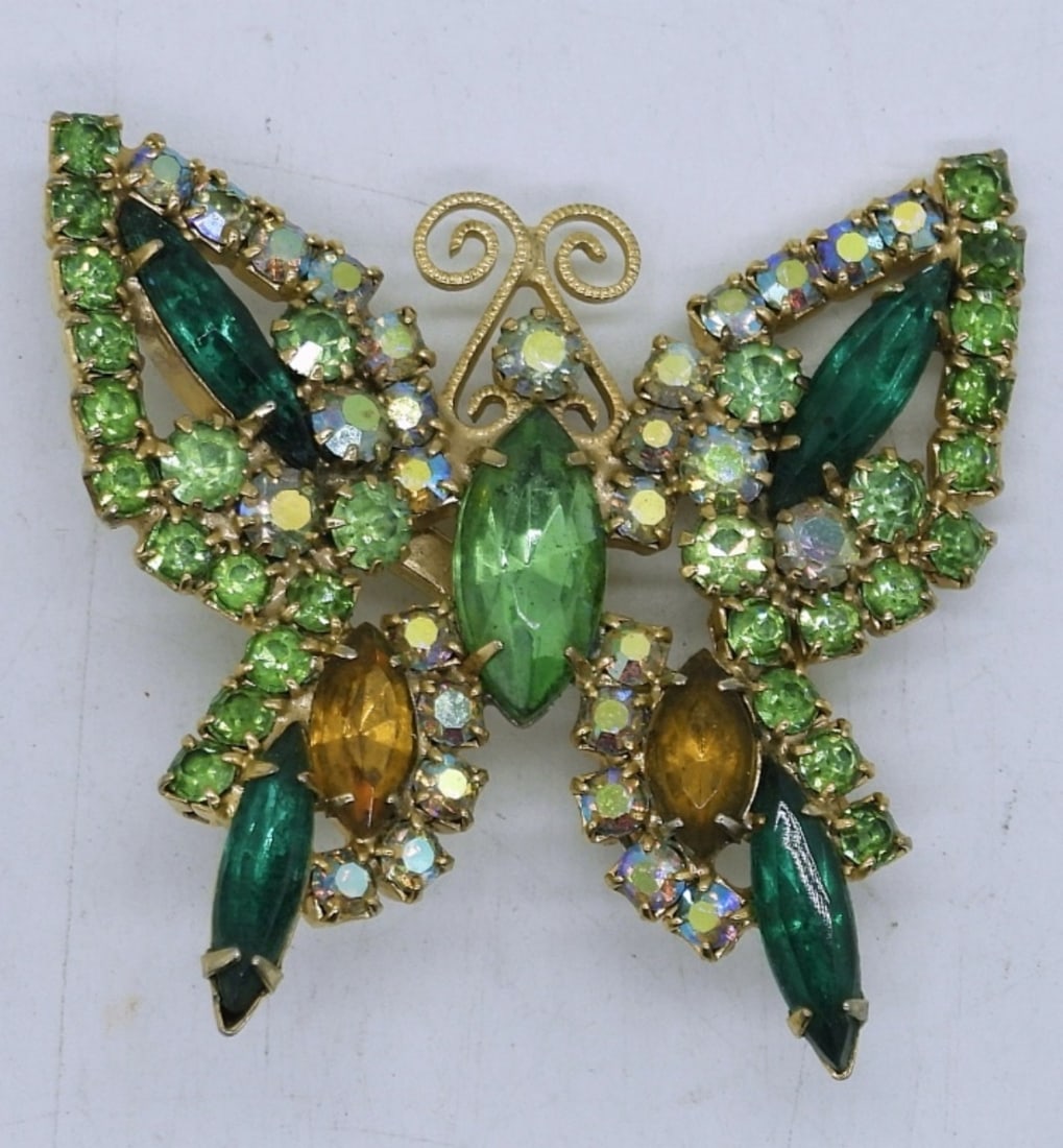 URANIUM GLASS BUTTERFLY BROOCH (1 of 3)
