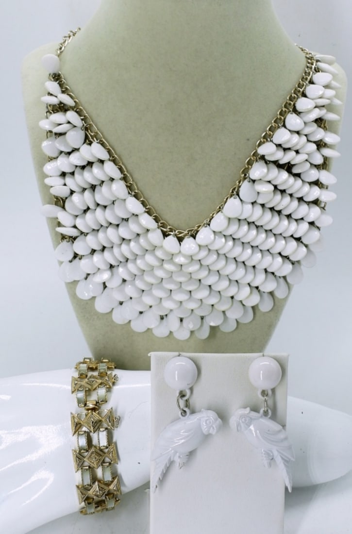 WOMENS 3 PIECE WHITE & GOLD TONE SET: WOMENS 3 PIECE WHITE & GOLD TONE SET, 18" WHITE TEAR DOP GOLD TONE CHAIN NECKLACE, 3.5" GOLD TONE FAUX MOTHER OF PEARL LINK BRACELET AND A PAIR OF WHITE PAREKEET EARRINGS