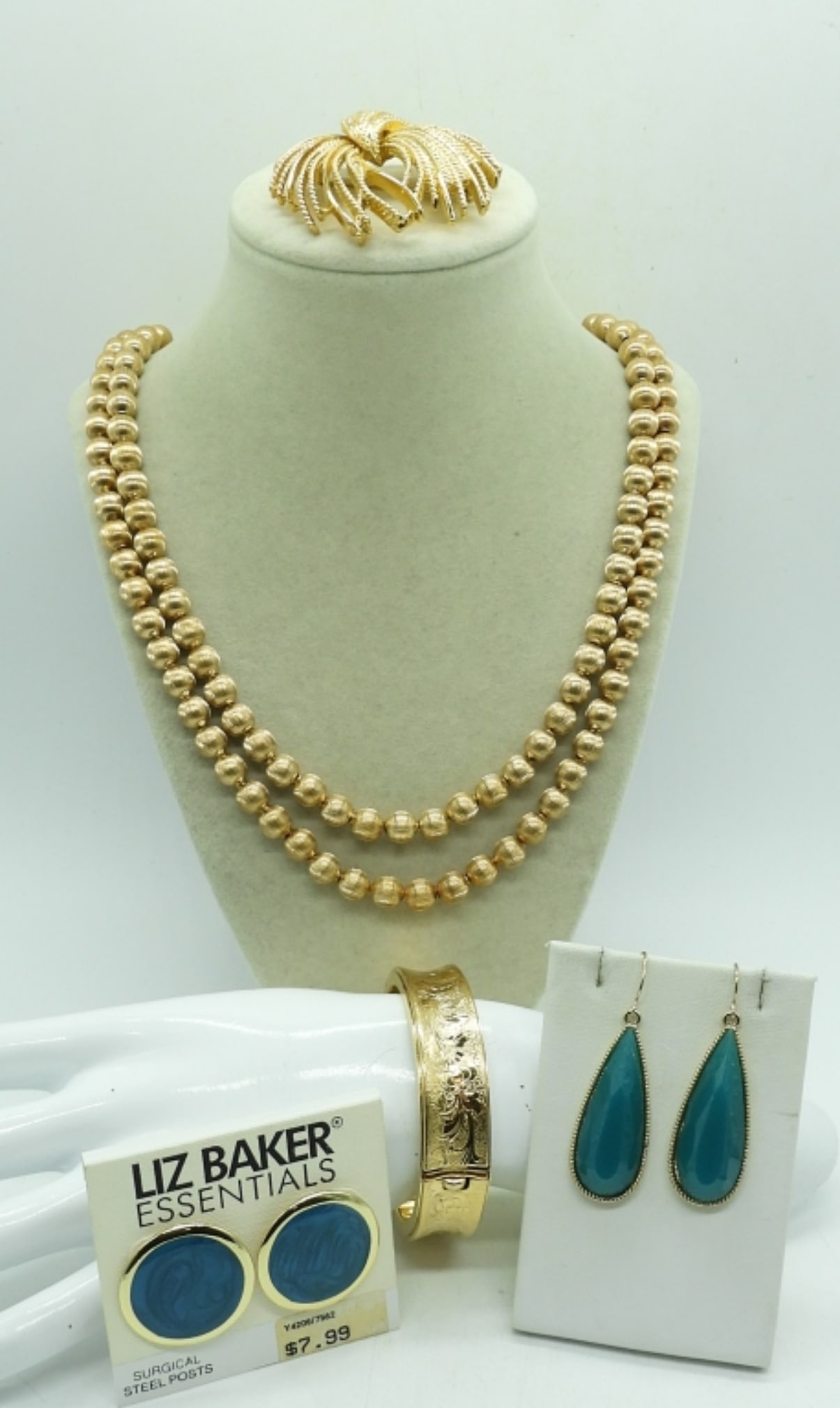 (5 )PIECE GOLD TONE  FASHION SET (1 of 1)