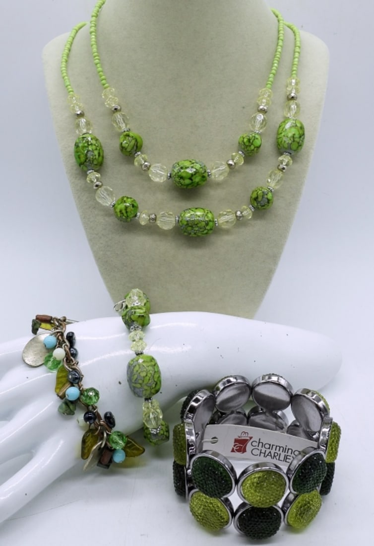 (4) PIECE GREEN  BEADED  FASHION JEWELRY (1 of 1)