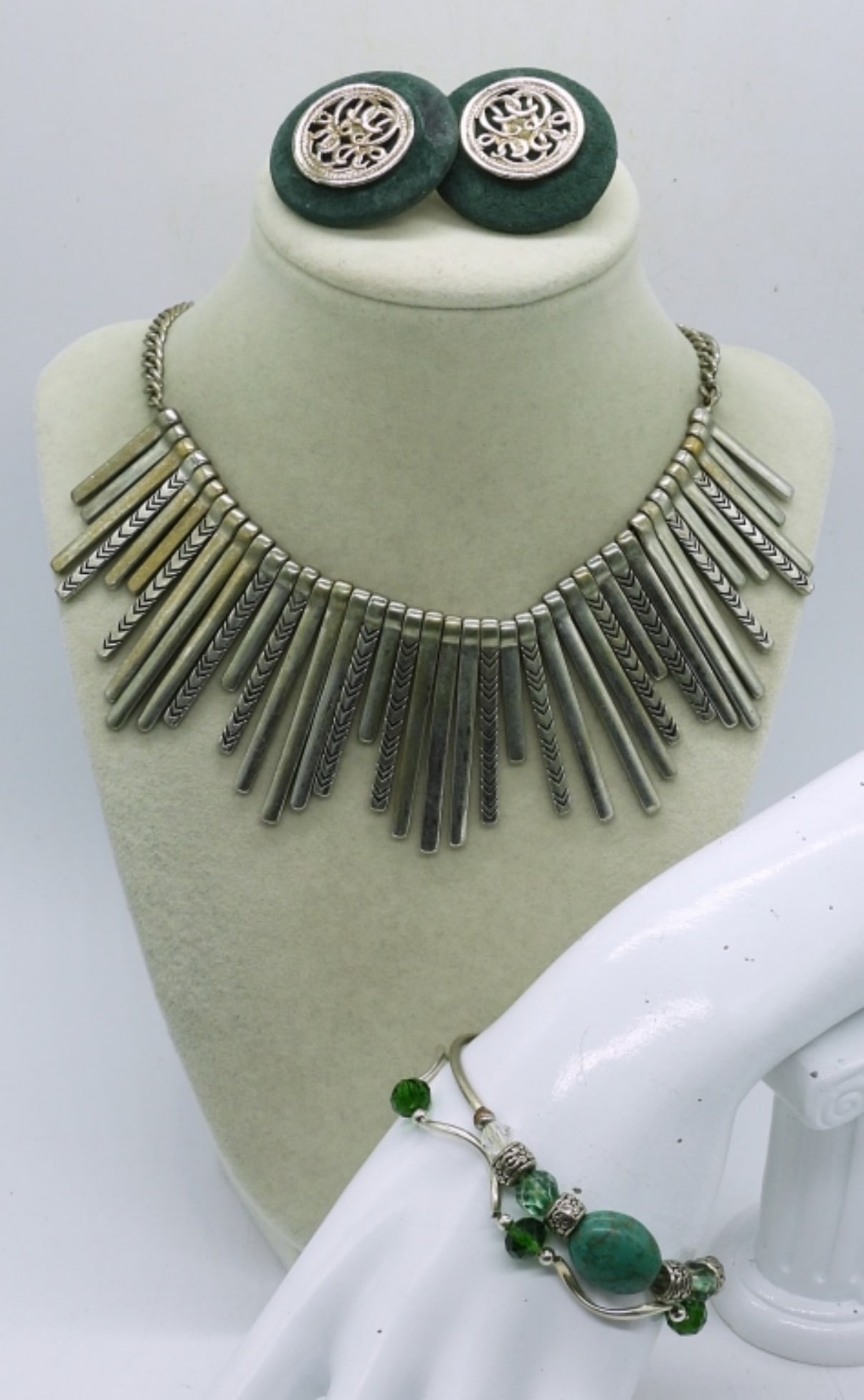 (4) LADIES EMERALD GREEN JEWELRY LOT (1 of 2)