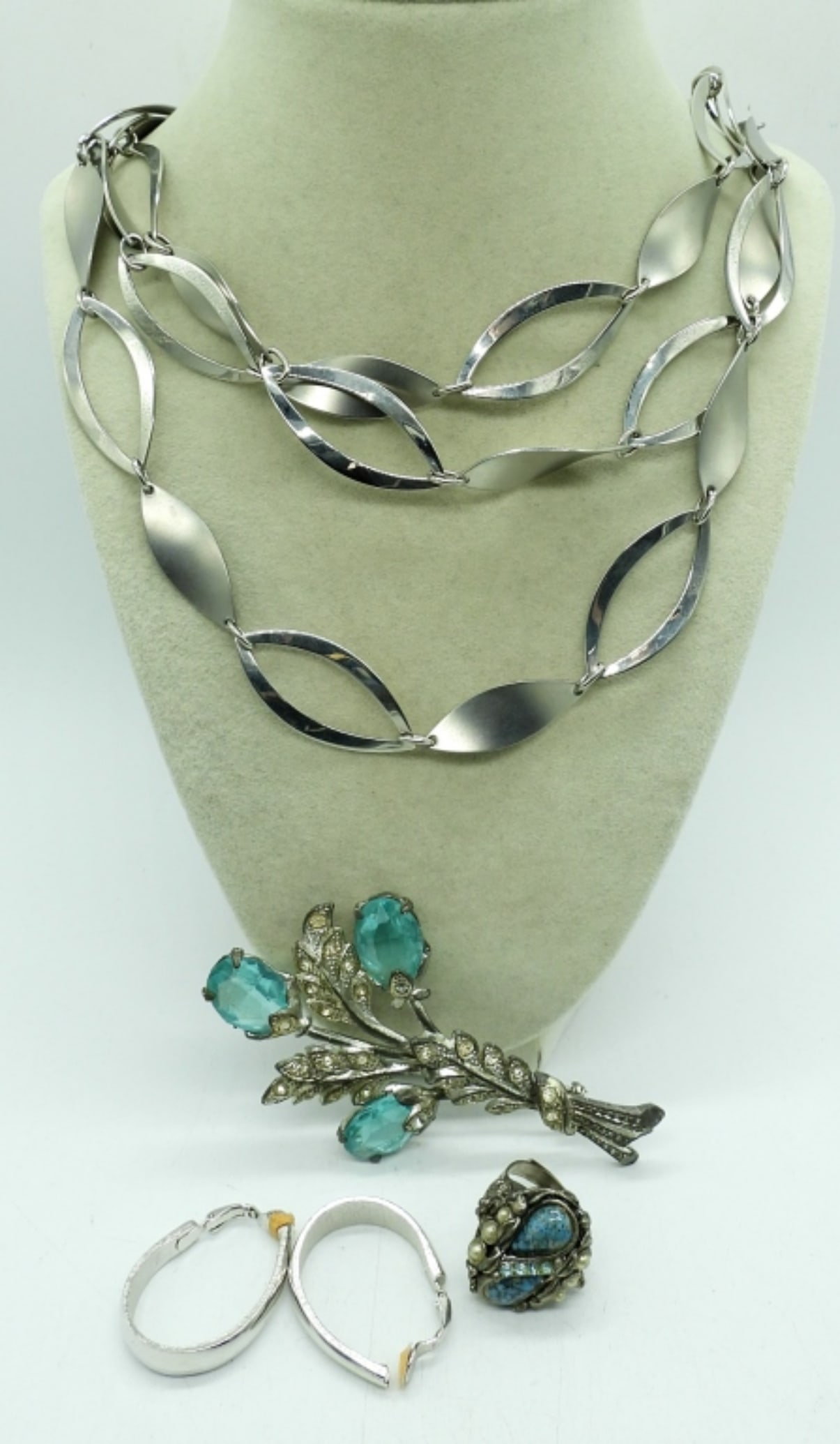 5 PIECE LADIES  SILVER TONE  JEWELRY SET (1 of 2)