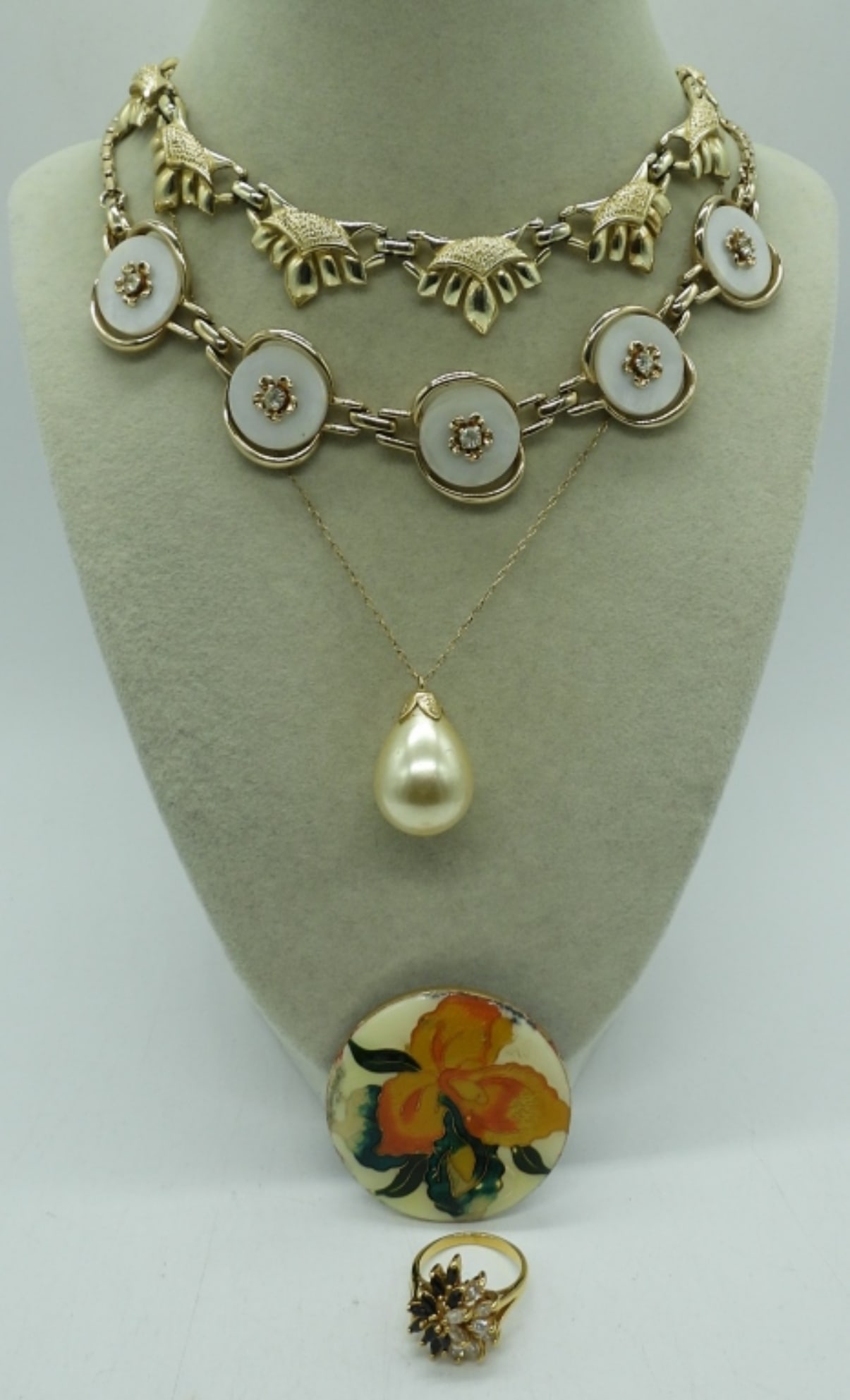 3 LADIES GOLD TONE FASHION NECKLACES & MORE: 3 LADIES GOLD TONE FASHION NECKLACES SIZE 16",A SIZE 8 RING WITH BLACK AND DIAMOND LIKE STONES AND A FLOWER BROOCH