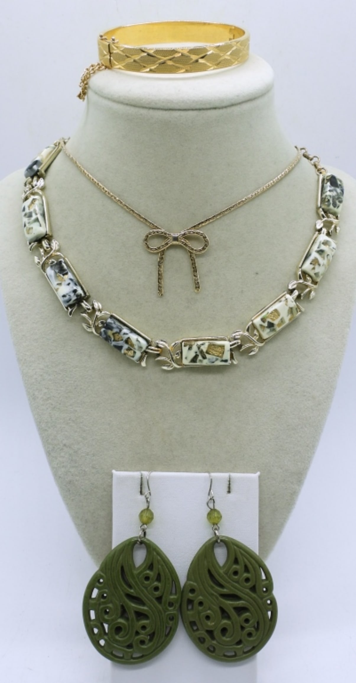 LADIES CORO NECKLACE & MORE: LADIES 14" GOLD TONE CORO NECKLACE, 14" GOLD TONE BOW NECKLACE, A 3" GOLD TONE BRACELET AND A PAIR OF GREEN EARRINGS