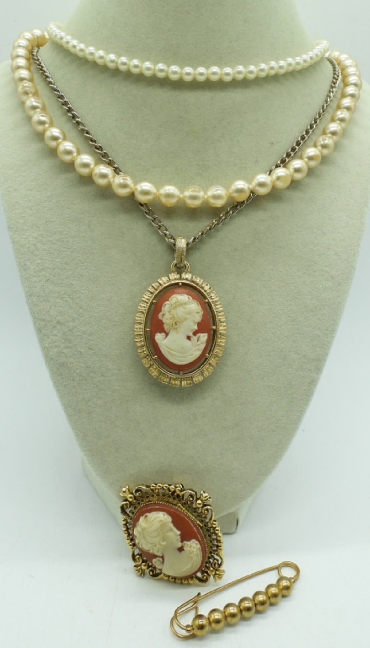 5 PIECE LADIES GOLD TONE JEWELRY SET (1 of 1)