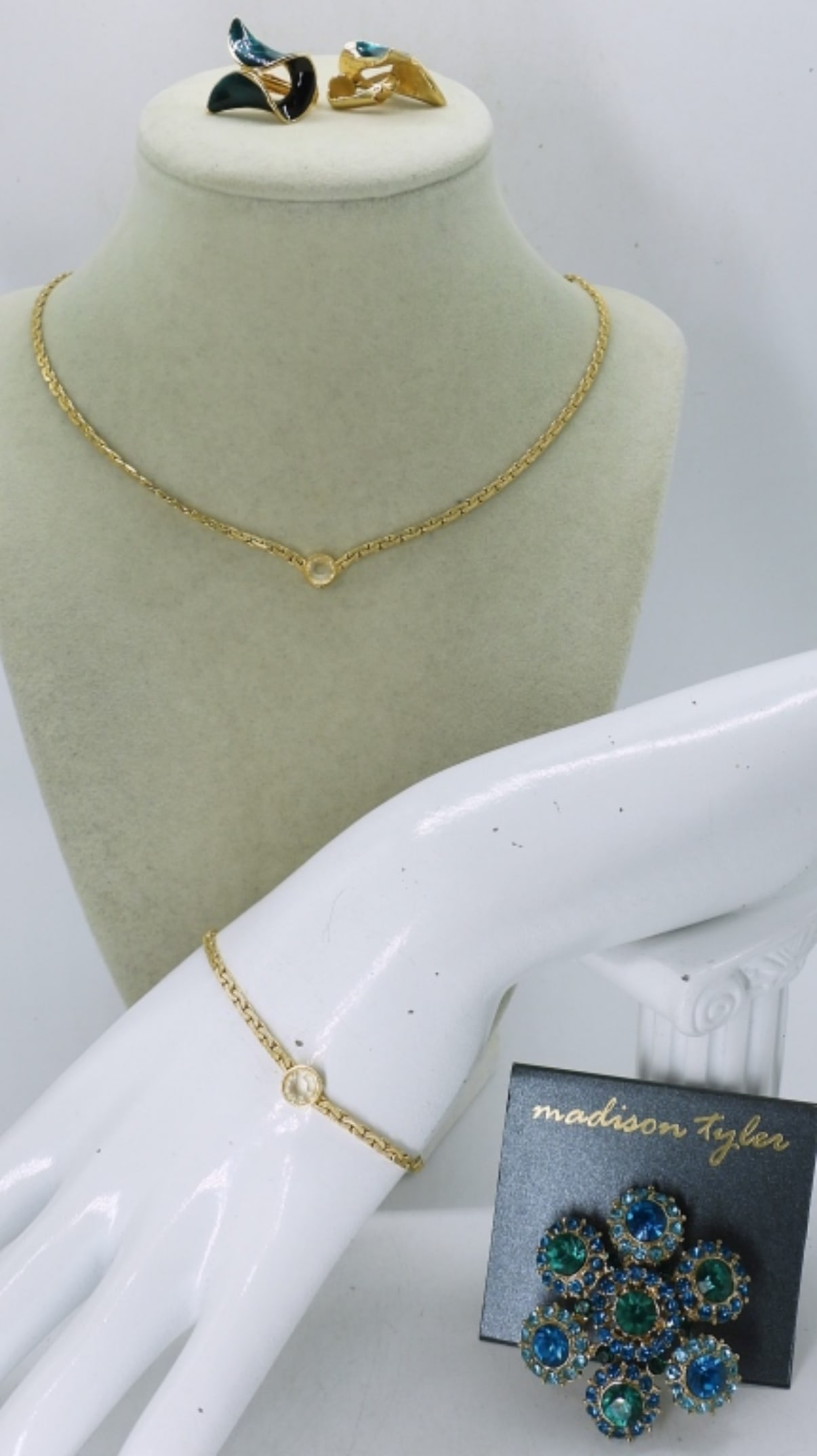 GOLDETTE GOLD TONE NECKLACE & MORE: 18" GOLDETTE GOLD TONE NECKLACE WITH A RHINESTONE AND A MATCHING 3" GOLD TONE BRACELET WITH A RHINESTONE AND A PAIR OF EARRINGS AND BROOCH