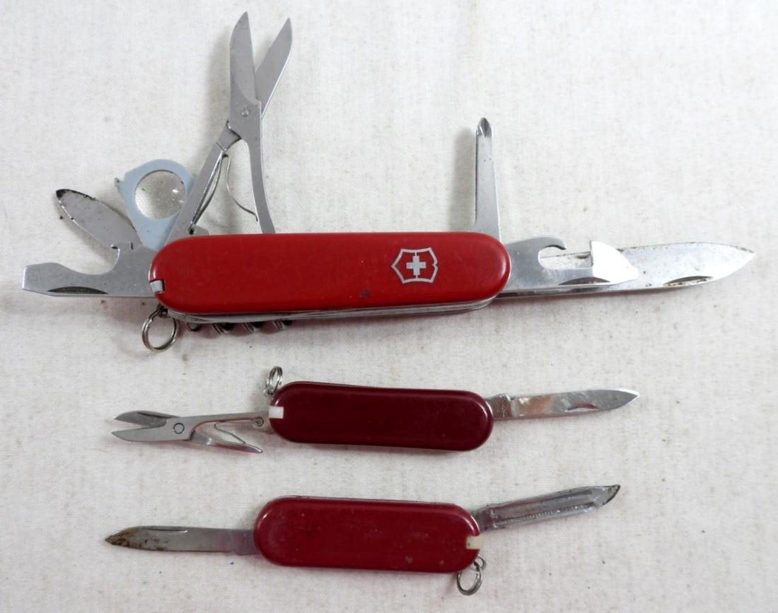 (3) SWISS ARMY KNIVES - (1) FULL SIZE: (2) MINI - NICE CONDITION