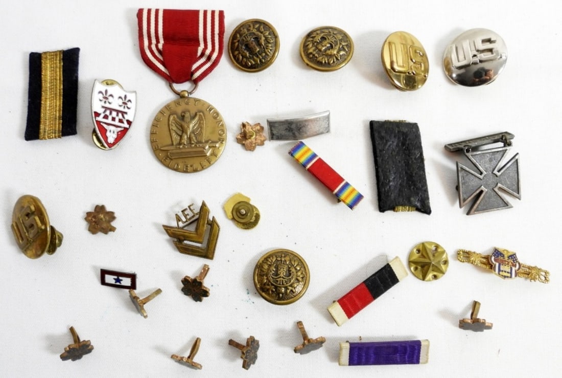 MIXED MILITARY PIN / BUTTONS / MEDALS (1 of 3)