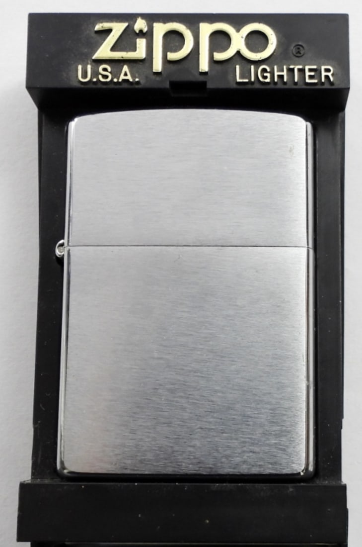 2000 SEALED ZIPPO LIGHTER (1 of 3)
